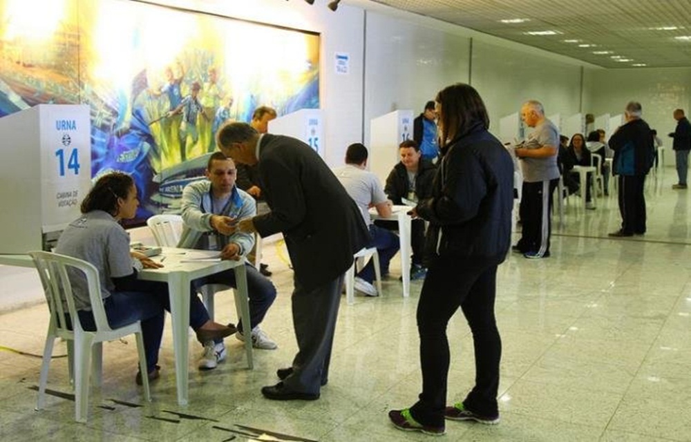 Ir para  <p>O Gr&ecirc;mio renovou neste s&aacute;bado 50% do&nbsp;Conselho Deliberativo do clube. A chapa 4 - Juntos Somos Gr&ecirc;mio - foi a grande vencedora com&nbsp;3.012 votos v&aacute;lidos (46,74%) que elegeram 81...